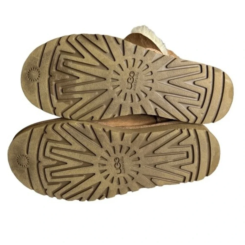 UGG Bailey Button II  Size 6
